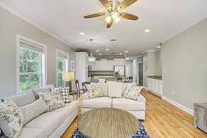 Bright Biloxi Condo: Walk to the Beach!