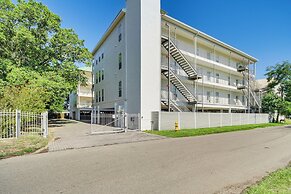 Bright Biloxi Condo: Walk to the Beach!