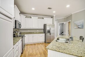 Bright Biloxi Condo: Walk to the Beach!