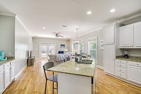 Bright Biloxi Condo: Walk to the Beach!