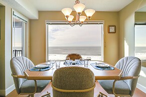 Comfortable Lincoln City Condo w/ Patio & Views!