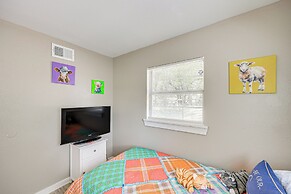 Bandera Carriage House w/ Medina River Access!