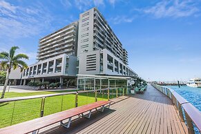 Lux Waterfront - Prime Location Pool Gym Sauna