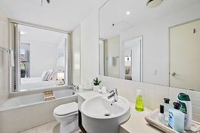 Lux Waterfront - Prime Location Pool Gym Sauna
