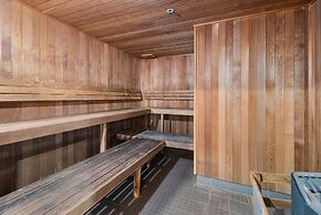 Lux Waterfront - Prime Location Pool Gym Sauna