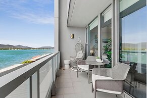 Lux Waterfront - Prime Location Pool Gym Sauna