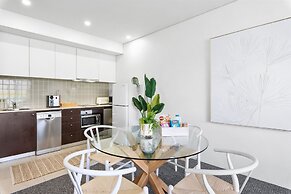 Lux Waterfront - Prime Location Pool Gym Sauna