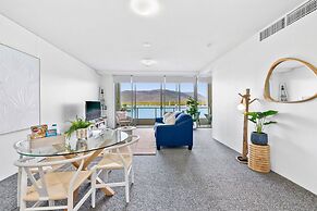 Lux Waterfront - Prime Location Pool Gym Sauna