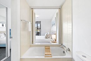 Lux Waterfront - Prime Location Pool Gym Sauna