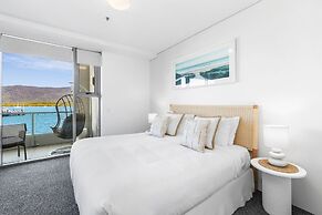 Lux Waterfront - Prime Location Pool Gym Sauna