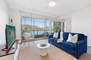 Lux Waterfront - Prime Location Pool Gym Sauna