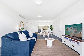 Lux Waterfront - Prime Location Pool Gym Sauna