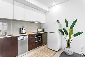 Lux Waterfront - Prime Location Pool Gym Sauna