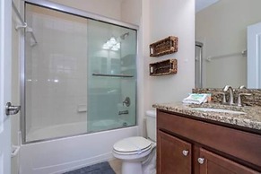 Gorgeous 6 Bedroom w Pool Paradise Palms