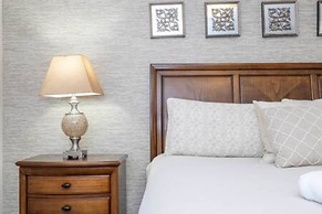 Gorgeous 6 Bedroom w Pool Paradise Palms