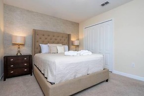 Gorgeous 6 Bedroom w Pool Paradise Palms