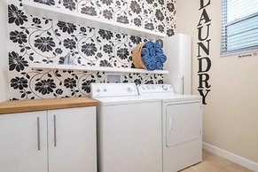 Gorgeous 6 Bedroom w Pool Paradise Palms