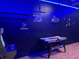 Gorgeous 6 Bedroom w Pool Paradise Palms