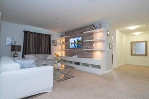 Gorgeous 6 Bedroom w Pool Paradise Palms