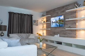 Gorgeous 6 Bedroom w Pool Paradise Palms