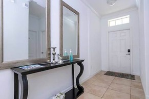 Gorgeous 6 Bedroom w Pool Paradise Palms