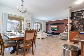 Gorgeous 6 Bedroom w Pool Paradise Palms