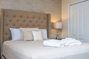 Gorgeous 6 Bedroom w Pool Paradise Palms