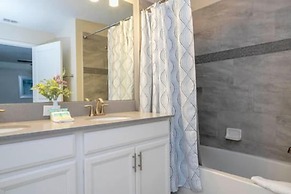 Gorgeous Home With Pool and Lake View