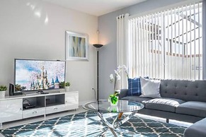 Gorgeous Home With Pool and Lake View