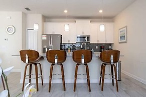 Gorgeous Home With Pool and Lake View