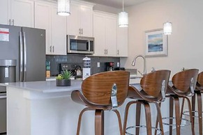 Gorgeous Home With Pool and Lake View