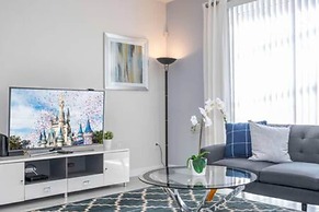 Gorgeous Home With Pool and Lake View