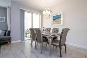 Gorgeous Home With Pool and Lake View