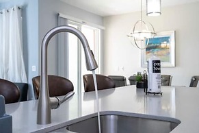 Gorgeous Home With Pool and Lake View