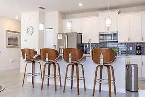 Gorgeous Home With Pool and Lake View