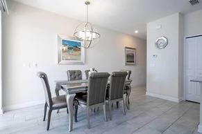 Gorgeous Home With Pool and Lake View