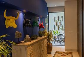 Avior by Hireavilla - 4BR w Infinity Pool in Parra