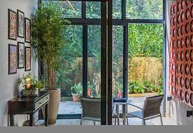 Avior by Hireavilla - 4BR w Infinity Pool in Parra