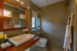 Cliffhouse by Hireavilla -5br w Pvt Pool in Saipem