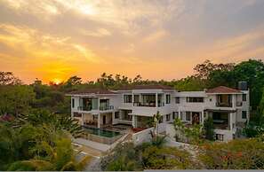 Cliffhouse by Hireavilla -5br w Pvt Pool in Saipem