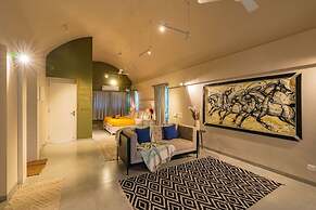 Legacy by Hireavilla- Full Field View Villa w Pool