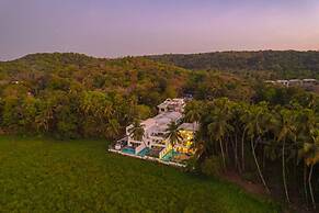 Legacy by Hireavilla- Full Field View Villa w Pool