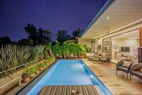 Elara by Hireavilla - 4BR w Infinity Pool Parra