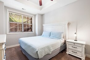 Blue Bird by Lake Escape - Near Silver Dollar City