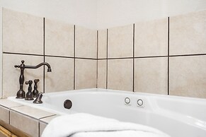 Blue Bird by Lake Escape - Near Silver Dollar City