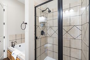 Blue Bird by Lake Escape - Near Silver Dollar City