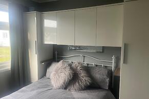 Seasideescape-2br-sleeps4-parking-petsok-fireplace