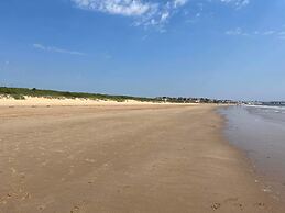 Seasideescape-2br-sleeps4-parking-petsok-fireplace