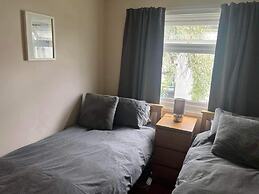 Seasideescape-2br-sleeps4-parking-petsok-fireplace