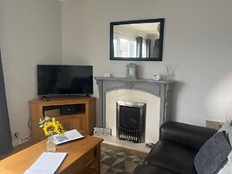 Seasideescape-2br-sleeps4-parking-petsok-fireplace